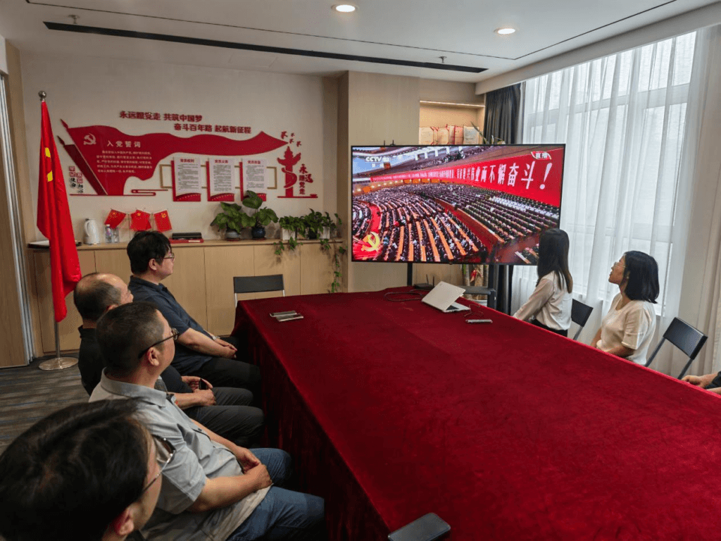 汲取红色力量 书写专业担当——万隆集团组织收看庆祝中国共产党成立105周年大会