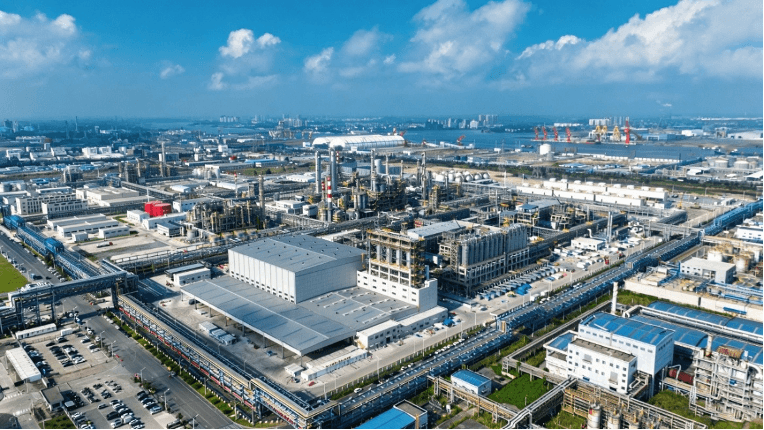 中同华上海祝贺华谊集团股权置换项目圆满落地